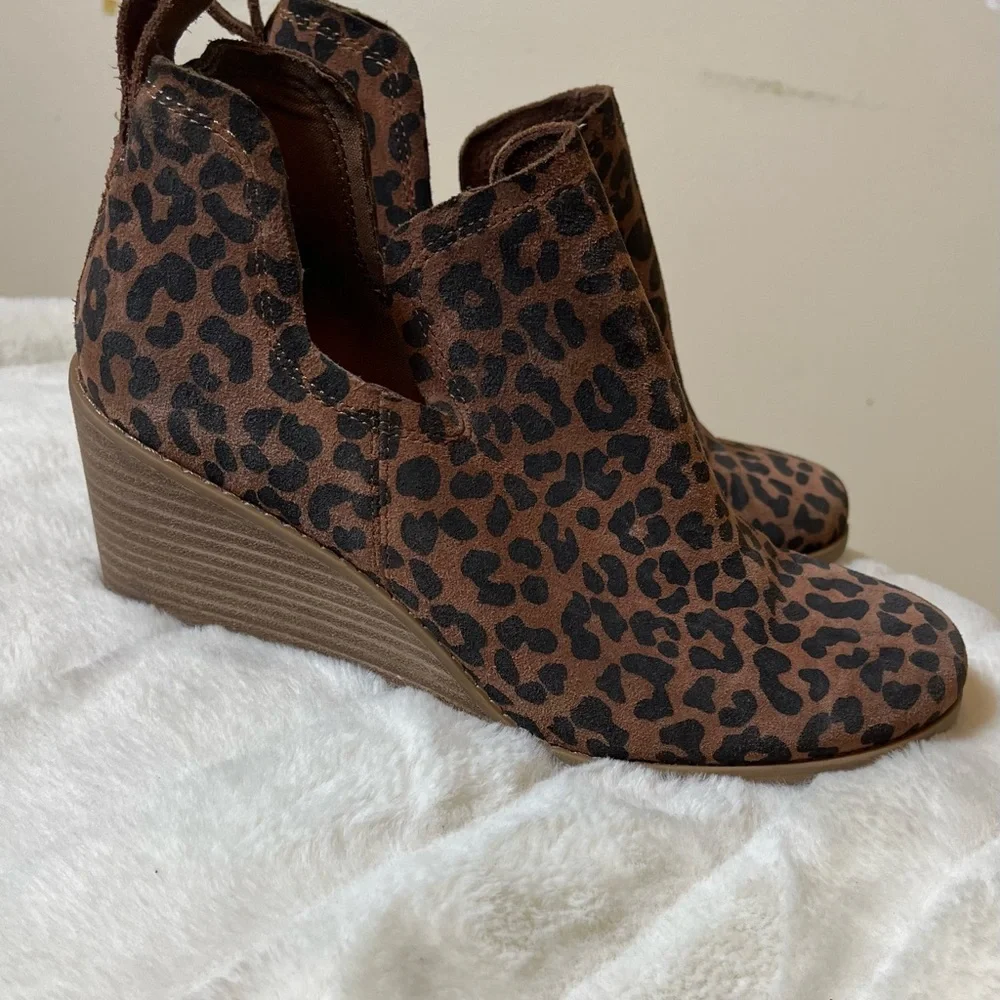 Toms Women’s 7 Kelsey Pull On Wedge Bootie Brown Black Leopard Print Work Fall
